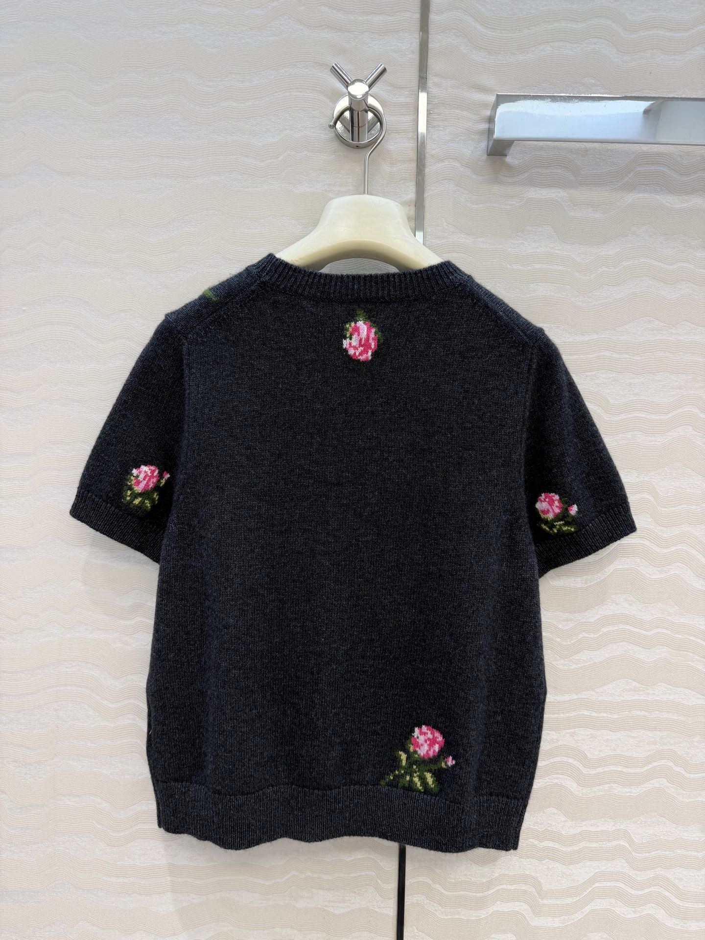 高端原单品质❤️ER高智感穿搭！26秋冬新品定位挂毛勾花丝绒玫瑰短袖上衣，气质圆领随性优雅高级单品！定位勾织工艺温柔极致