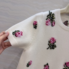 高端原单品质❤️ER高智感穿搭!26秋冬新品定位挂毛勾花丝绒玫瑰短袖上衣,气质圆领随性优雅高级单品!定位勾织工艺温柔极致 高端原单品质❤️ER高智感穿搭!26秋冬新品定位挂毛勾花丝绒玫瑰短袖上衣,气质圆领随性优雅高级单品!定位勾织工艺温柔极致