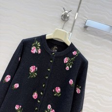 高端原单品质❤️ER高智感穿搭!26秋冬新品定位挂毛勾花丝绒玫瑰开衫外套,气质圆领随性优雅高级单品!定位勾织工艺温柔极致 高端原单品质❤️ER高智感穿搭!26秋冬新品定位挂毛勾花丝绒玫瑰开衫外套,气质圆领随性优雅高级单品!定位勾织工艺温柔极致