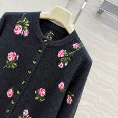 高端原单品质❤️ER高智感穿搭!26秋冬新品定位挂毛勾花丝绒玫瑰开衫外套,气质圆领随性优雅高级单品!定位勾织工艺温柔极致 高端原单品质❤️ER高智感穿搭!26秋冬新品定位挂毛勾花丝绒玫瑰开衫外套,气质圆领随性优雅高级单品!定位勾织工艺温柔极致