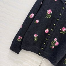 高端原单品质❤️ER高智感穿搭!26秋冬新品定位挂毛勾花丝绒玫瑰开衫外套,气质圆领随性优雅高级单品!定位勾织工艺温柔极致 高端原单品质❤️ER高智感穿搭!26秋冬新品定位挂毛勾花丝绒玫瑰开衫外套,气质圆领随性优雅高级单品!定位勾织工艺温柔极致