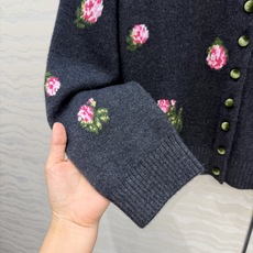高端原单品质❤️ER高智感穿搭!26秋冬新品定位挂毛勾花丝绒玫瑰开衫外套,气质圆领随性优雅高级单品!定位勾织工艺温柔极致 高端原单品质❤️ER高智感穿搭!26秋冬新品定位挂毛勾花丝绒玫瑰开衫外套,气质圆领随性优雅高级单品!定位勾织工艺温柔极致