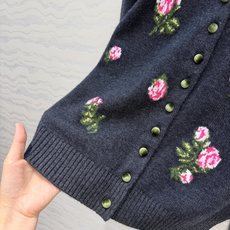 高端原单品质❤️ER高智感穿搭!26秋冬新品定位挂毛勾花丝绒玫瑰开衫外套,气质圆领随性优雅高级单品!定位勾织工艺温柔极致 高端原单品质❤️ER高智感穿搭!26秋冬新品定位挂毛勾花丝绒玫瑰开衫外套,气质圆领随性优雅高级单品!定位勾织工艺温柔极致