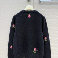 高端原单品质❤️ER高智感穿搭!26秋冬新品定位挂毛勾花丝绒玫瑰开衫外套,气质圆领随性优雅高级单品!定位勾织工艺温柔极致 高端原单品质❤️ER高智感穿搭!26秋冬新品定位挂毛勾花丝绒玫瑰开衫外套,气质圆领随性优雅高级单品!定位勾织工艺温柔极致