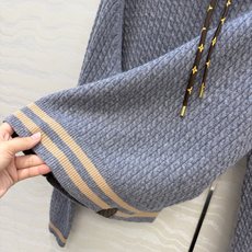 高端原单品质!26秋冬新品,Monogram花㚏领结针织羊毛上衣!减龄学院风配色,瑞士机绞花工艺贯穿时髦高级感!进口羊毛 高端原单品质!26秋冬新品,Monogram花㚏领结针织羊毛上衣!减龄学院风配色,瑞士机绞花工艺贯穿时髦高级感!进口羊毛