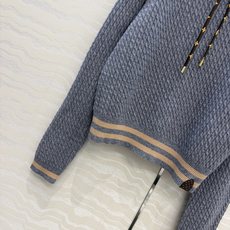 高端原单品质!26秋冬新品,Monogram花㚏领结针织羊毛上衣!减龄学院风配色,瑞士机绞花工艺贯穿时髦高级感!进口羊毛 高端原单品质!26秋冬新品,Monogram花㚏领结针织羊毛上衣!减龄学院风配色,瑞士机绞花工艺贯穿时髦高级感!进口羊毛