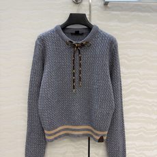 高端原单品质!26秋冬新品,Monogram花㚏领结针织羊毛上衣!减龄学院风配色,瑞士机绞花工艺贯穿时髦高级感!进口羊毛 高端原单品质!26秋冬新品,Monogram花㚏领结针织羊毛上衣!减龄学院风配色,瑞士机绞花工艺贯穿时髦高级感!进口羊毛