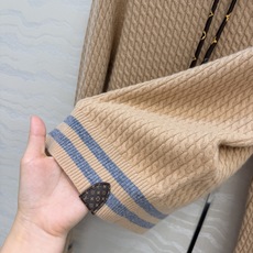高端原单品质!26秋冬新品,Monogram花㚏领结针织羊毛上衣!减龄学院风配色,瑞士机绞花工艺贯穿时髦高级感!进口羊毛 高端原单品质!26秋冬新品,Monogram花㚏领结针织羊毛上衣!减龄学院风配色,瑞士机绞花工艺贯穿时髦高级感!进口羊毛