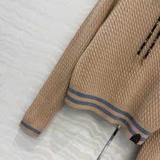 高端原单品质!26秋冬新品,Monogram花㚏领结针织羊毛上衣!减龄学院风配色,瑞士机绞花工艺贯穿时髦高级感!进口羊毛 高端原单品质!26秋冬新品,Monogram花㚏领结针织羊毛上衣!减龄学院风配色,瑞士机绞花工艺贯穿时髦高级感!进口羊毛