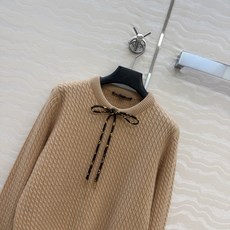 高端原单品质!26秋冬新品,Monogram花㚏领结针织羊毛上衣!减龄学院风配色,瑞士机绞花工艺贯穿时髦高级感!进口羊毛 高端原单品质!26秋冬新品,Monogram花㚏领结针织羊毛上衣!减龄学院风配色,瑞士机绞花工艺贯穿时髦高级感!进口羊毛