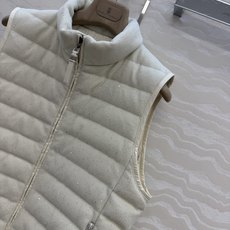 独家首发❤️品质控必入!BC高奢老钱风穿搭!重工珠片纱线轻盈羽绒马甲!新国标进口90%白鹅绒轻盈舒适自带发热保暖功能。进 独家首发❤️品质控必入!BC高奢老钱风穿搭!重工珠片纱线轻盈羽绒马甲!新国标进口90%白鹅绒轻盈舒适自带发热保暖功能。进