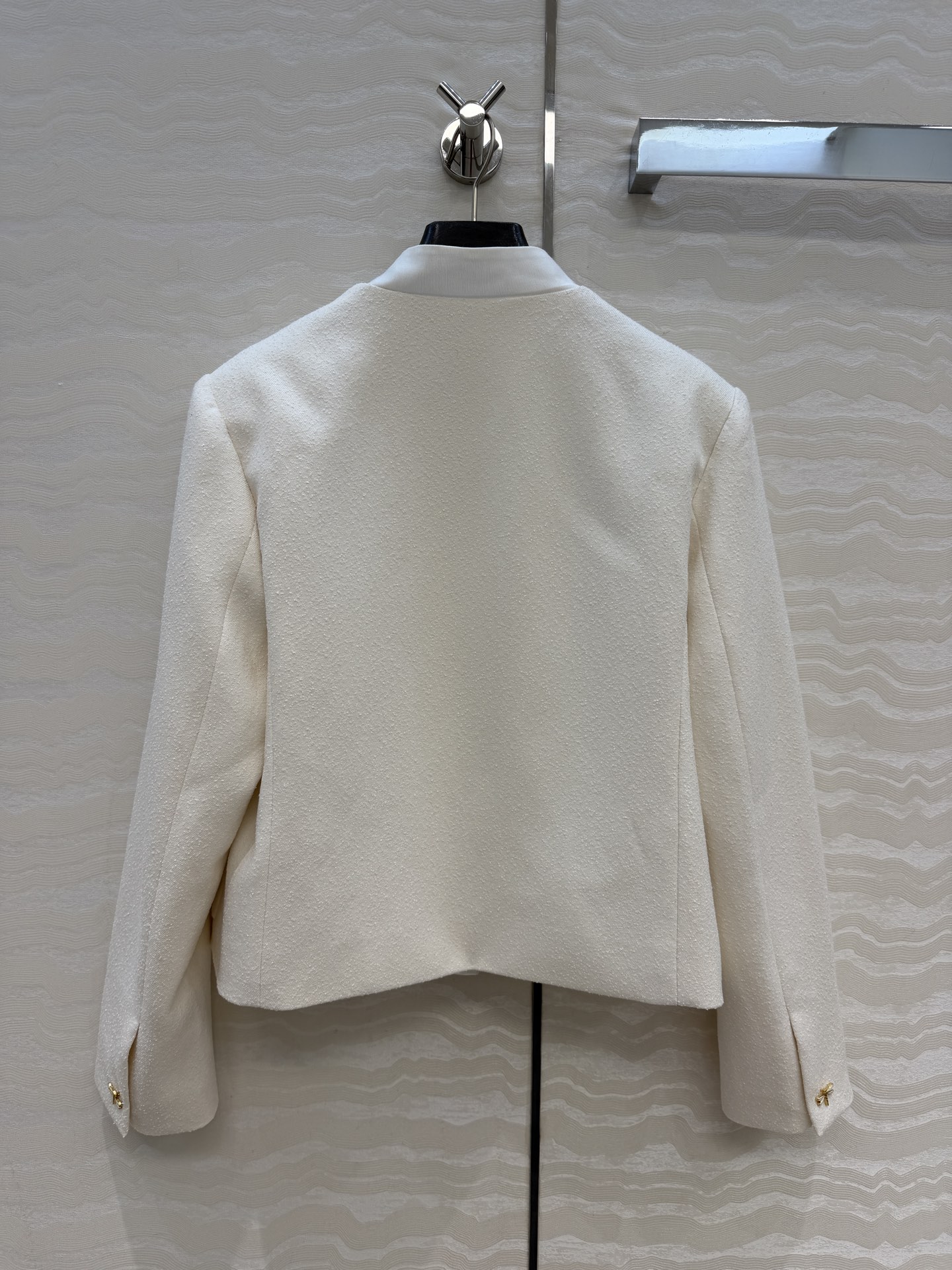 原单品质！Miss D 26秋冬新品，王玉雯同款白月光小外套，金属蜻蜓扣装饰，叽理感面料减龄气质经典H版型上身显瘦又高挑
