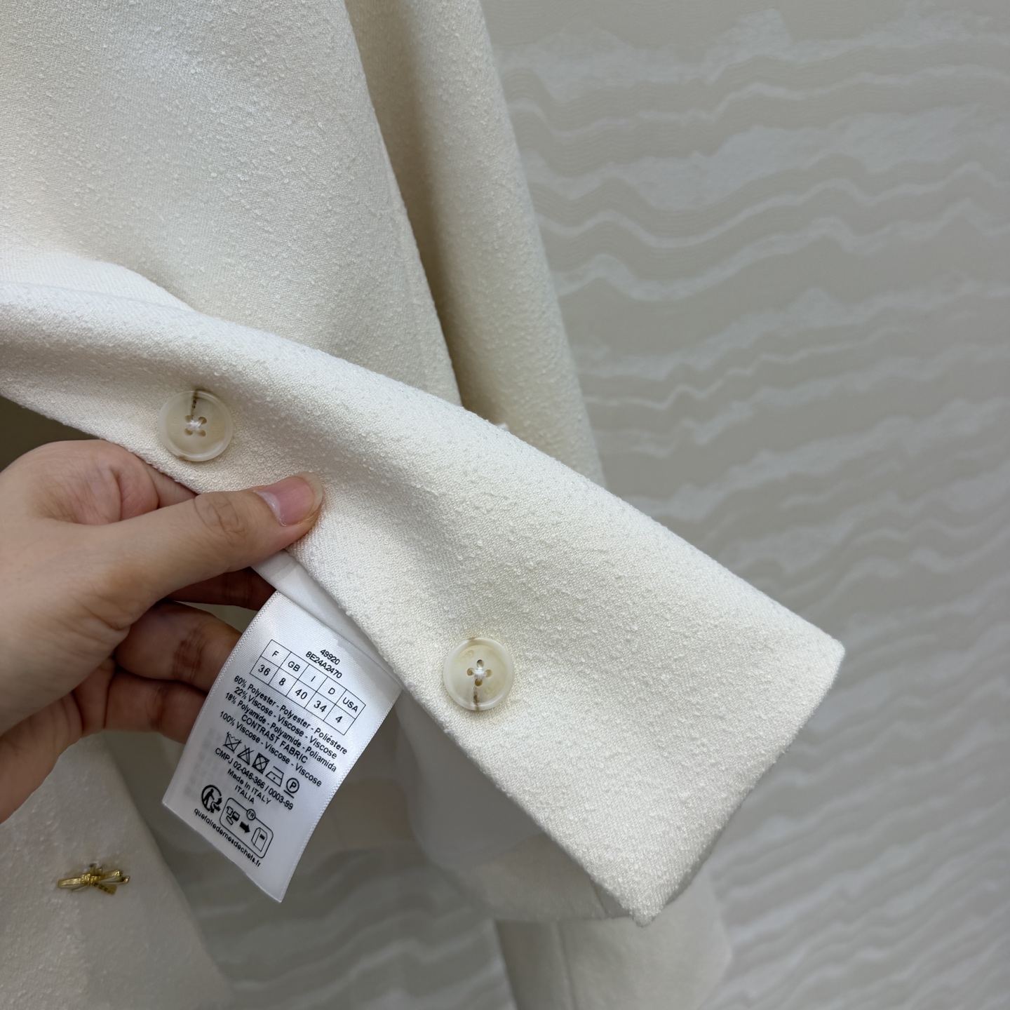 原单品质！Miss D 26秋冬新品，王玉雯同款白月光小外套，金属蜻蜓扣装饰，叽理感面料减龄气质经典H版型上身显瘦又高挑