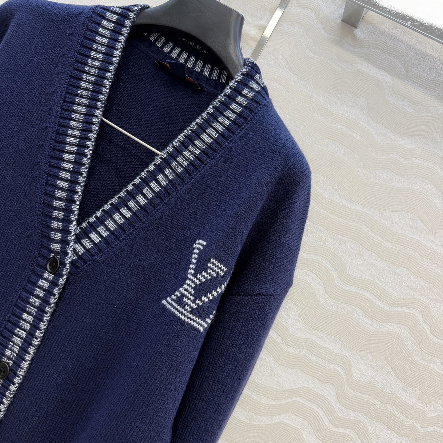 高端原单品质！26秋冬新品，Monogram海军蓝羊毛开衫！减龄学院风配色，配色工艺贯穿时髦高级感！进口羊毛纱线细腻柔软