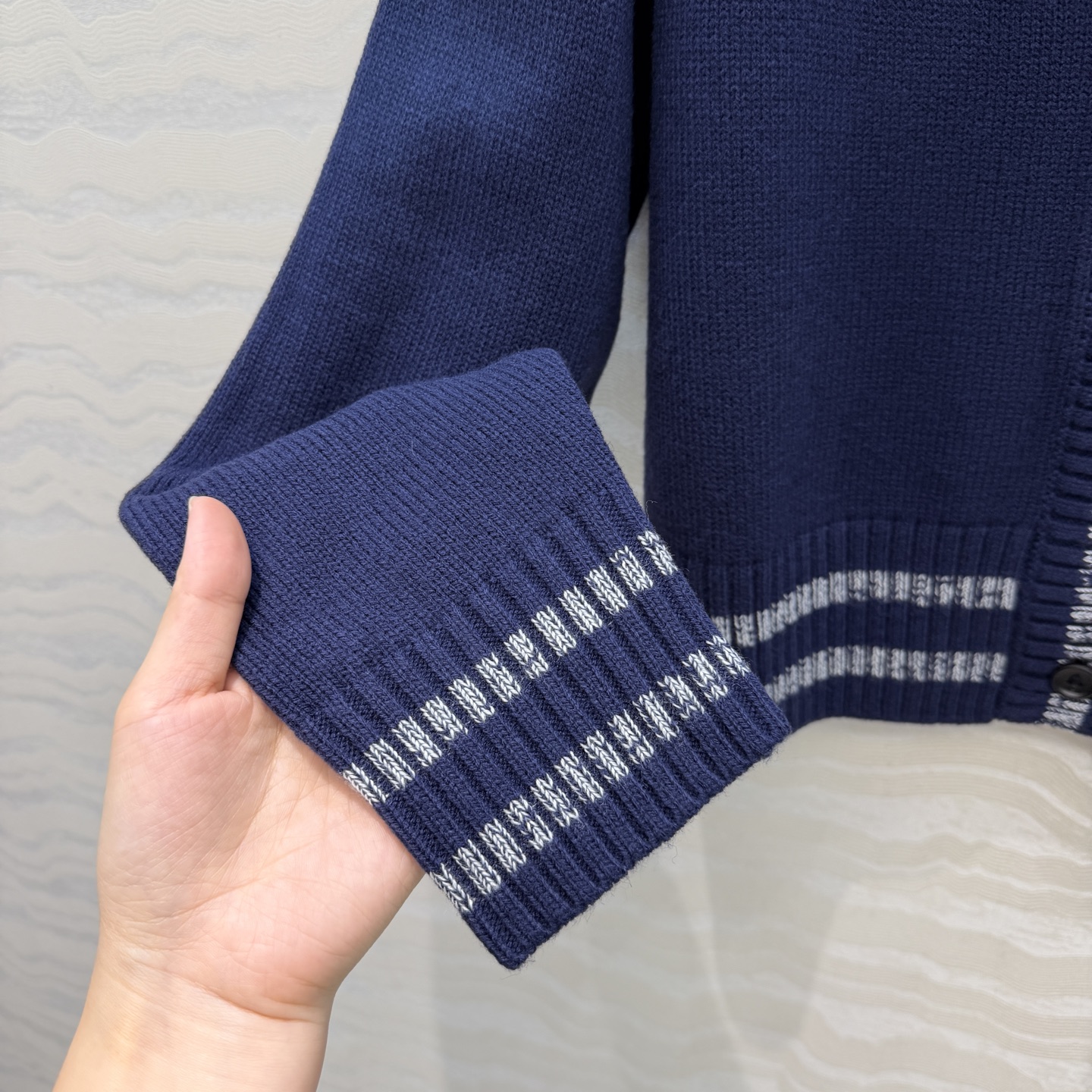 高端原单品质！26秋冬新品，Monogram海军蓝羊毛开衫！减龄学院风配色，配色工艺贯穿时髦高级感！进口羊毛纱线细腻柔软