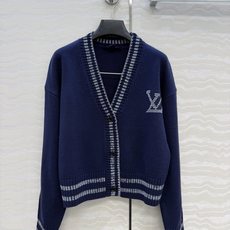 高端原单品质!26秋冬新品,Monogram海军蓝羊毛开衫!减龄学院风配色,配色工艺贯穿时髦高级感!进口羊毛纱线细腻柔软 高端原单品质!26秋冬新品,Monogram海军蓝羊毛开衫!减龄学院风配色,配色工艺贯穿时髦高级感!进口羊毛纱线细腻柔软