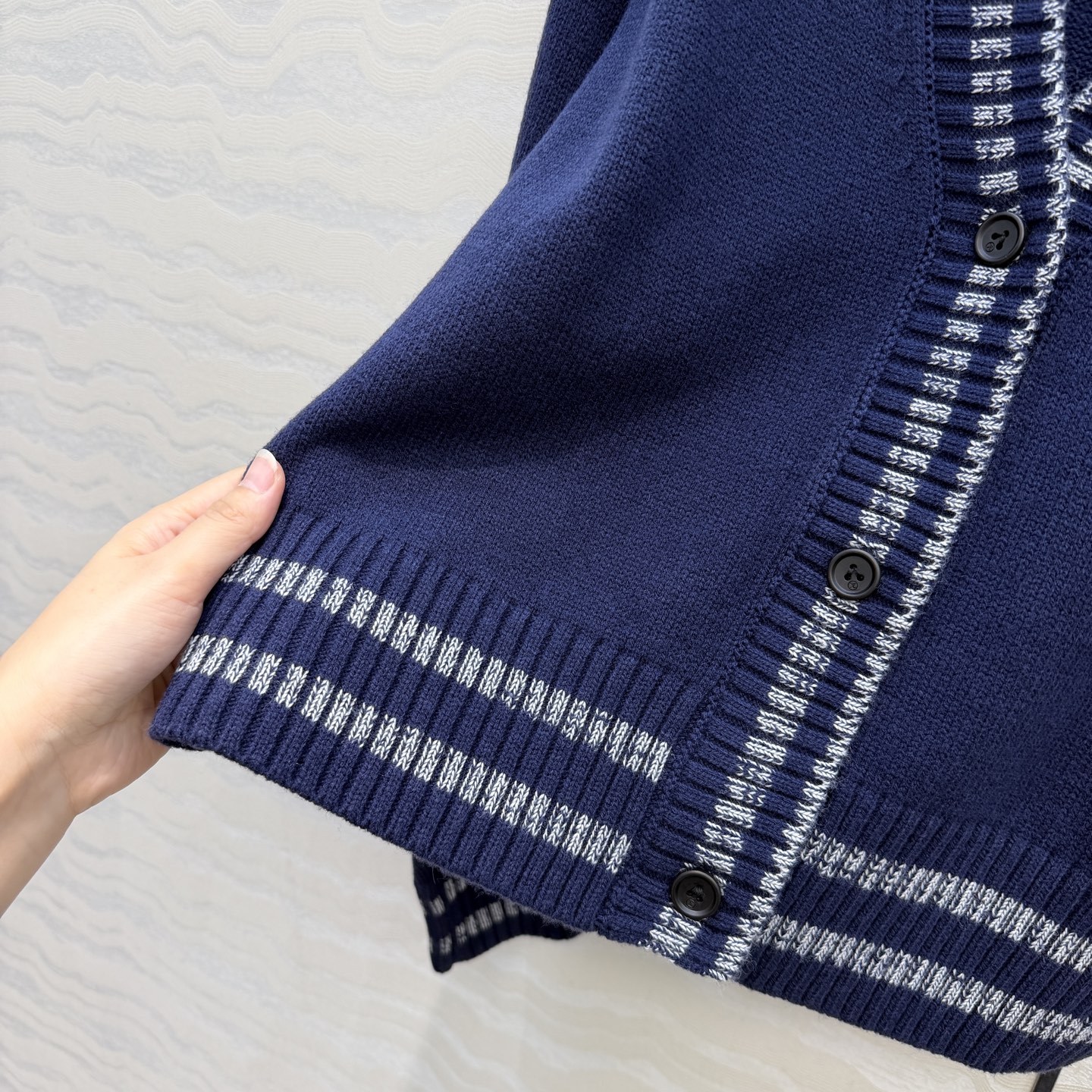 高端原单品质！26秋冬新品，Monogram海军蓝羊毛开衫！减龄学院风配色，配色工艺贯穿时髦高级感！进口羊毛纱线细腻柔软