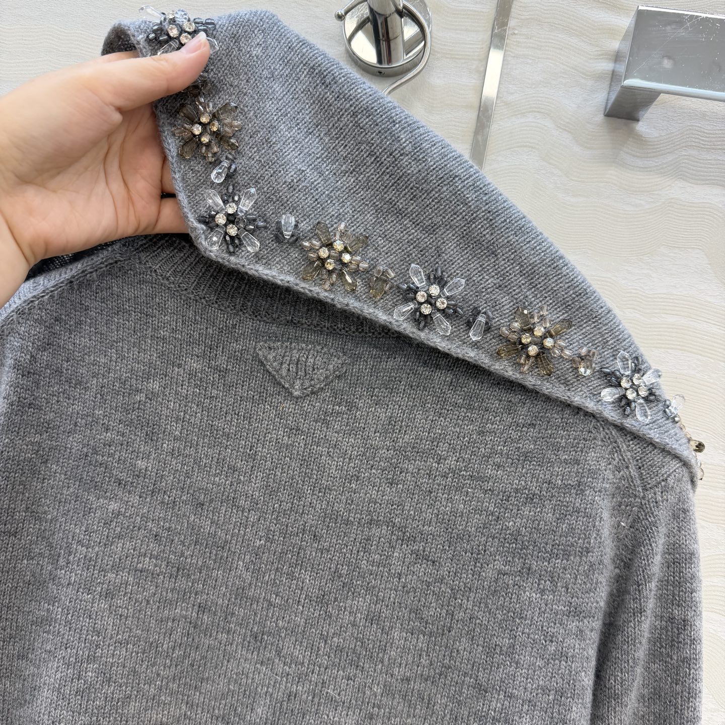 高端原单品质❤️品质控必入，PR高智感穿搭！长期主义新品基调羊绒长袖毛衣，搭配定位纯手工定钻水晶三角巾设计。非常有调性的