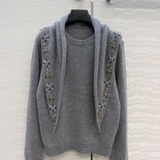 高端原单品质❤️品质控必入,PR高智感穿搭!长期主义新品基调羊绒长袖毛衣,搭配定位纯手工定钻水晶三角巾设计。非常有调性的 高端原单品质❤️品质控必入,PR高智感穿搭!长期主义新品基调羊绒长袖毛衣,搭配定位纯手工定钻水晶三角巾设计。非常有调性的