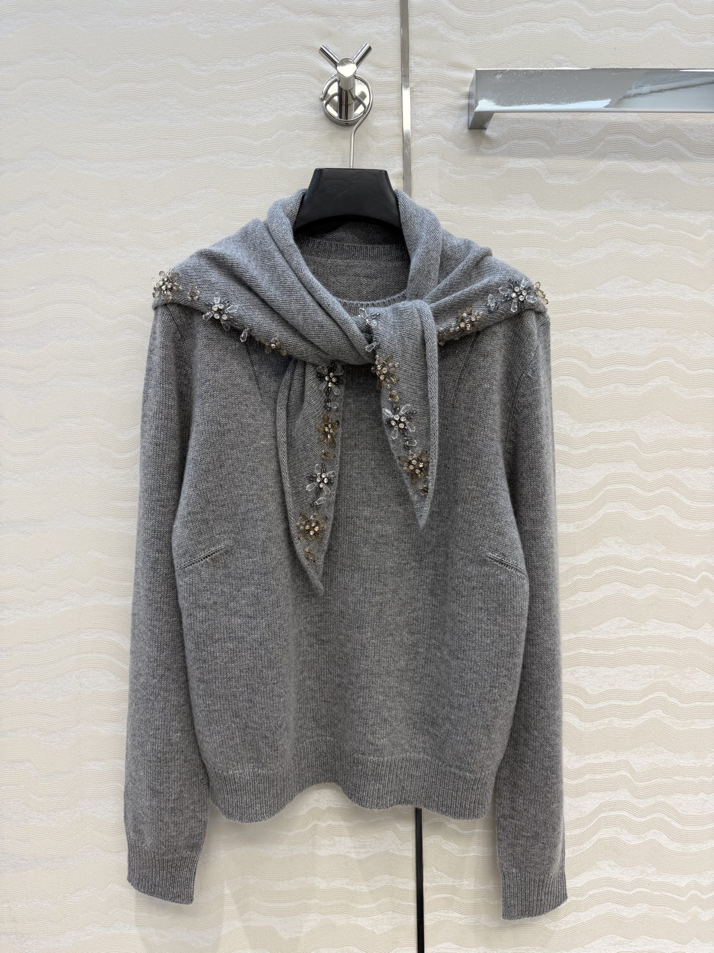高端原单品质❤️品质控必入，PR高智感穿搭！长期主义新品基调羊绒长袖毛衣，搭配定位纯手工定钻水晶三角巾设计。非常有调性的