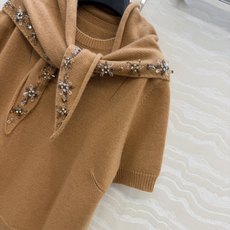 高端原单品质❤️品质控必入,PR高智感穿搭!长期主义新品基调羊绒短袖毛衣,搭配定位纯手工定钻水晶三角巾设计。非常有调性的 高端原单品质❤️品质控必入,PR高智感穿搭!长期主义新品基调羊绒短袖毛衣,搭配定位纯手工定钻水晶三角巾设计。非常有调性的