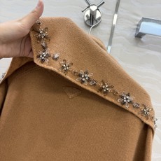 高端原单品质❤️品质控必入,PR高智感穿搭!长期主义新品基调羊绒短袖毛衣,搭配定位纯手工定钻水晶三角巾设计。非常有调性的 高端原单品质❤️品质控必入,PR高智感穿搭!长期主义新品基调羊绒短袖毛衣,搭配定位纯手工定钻水晶三角巾设计。非常有调性的