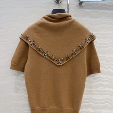 高端原单品质❤️品质控必入,PR高智感穿搭!长期主义新品基调羊绒短袖毛衣,搭配定位纯手工定钻水晶三角巾设计。非常有调性的 高端原单品质❤️品质控必入,PR高智感穿搭!长期主义新品基调羊绒短袖毛衣,搭配定位纯手工定钻水晶三角巾设计。非常有调性的