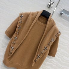 高端原单品质❤️品质控必入,PR高智感穿搭!长期主义新品基调羊绒短袖毛衣,搭配定位纯手工定钻水晶三角巾设计。非常有调性的 高端原单品质❤️品质控必入,PR高智感穿搭!长期主义新品基调羊绒短袖毛衣,搭配定位纯手工定钻水晶三角巾设计。非常有调性的