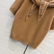 高端原单品质❤️品质控必入,PR高智感穿搭!长期主义新品基调羊绒短袖毛衣,搭配定位纯手工定钻水晶三角巾设计。非常有调性的 高端原单品质❤️品质控必入,PR高智感穿搭!长期主义新品基调羊绒短袖毛衣,搭配定位纯手工定钻水晶三角巾设计。非常有调性的