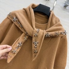 高端原单品质❤️品质控必入,PR高智感穿搭!长期主义新品基调羊绒短袖毛衣,搭配定位纯手工定钻水晶三角巾设计。非常有调性的 高端原单品质❤️品质控必入,PR高智感穿搭!长期主义新品基调羊绒短袖毛衣,搭配定位纯手工定钻水晶三角巾设计。非常有调性的