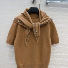 高端原单品质❤️品质控必入,PR高智感穿搭!长期主义新品基调羊绒短袖毛衣,搭配定位纯手工定钻水晶三角巾设计。非常有调性的 高端原单品质❤️品质控必入,PR高智感穿搭!长期主义新品基调羊绒短袖毛衣,搭配定位纯手工定钻水晶三角巾设计。非常有调性的