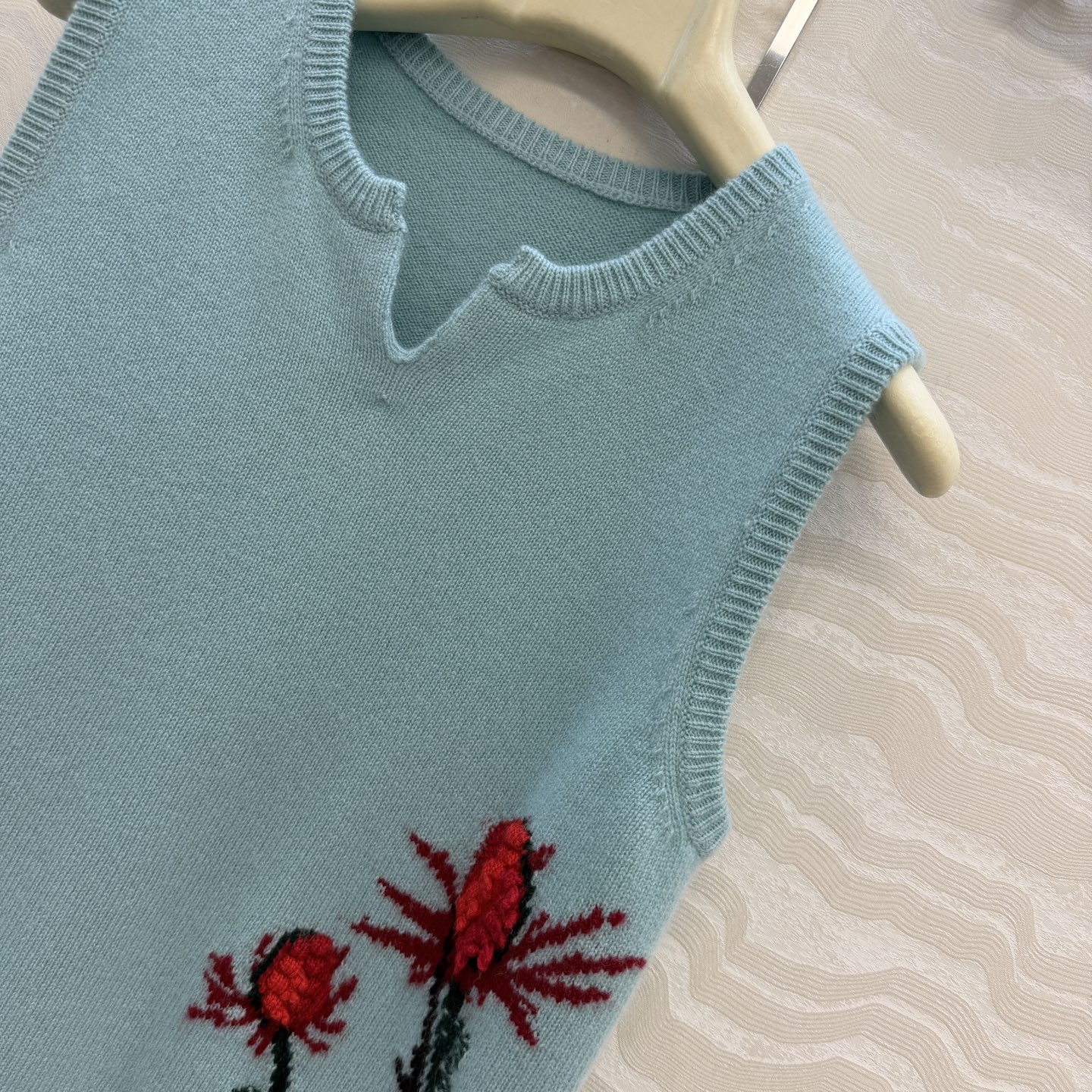 高端原单品质❤️Bar高智感穿搭！26秋冬新品定位挂毛手工勾花蓟花小背心，气质随性优雅高级单品！定位勾织工艺温柔极致优雅