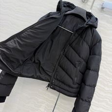独家首发😏高端原单品质H秋冬新品连帽夹克羽绒服!经典落肩廓形收腰版型百搭时髦又高级!连帽可拆卸设计。定制国标80白鸭绒可 独家首发😏高端原单品质H秋冬新品连帽夹克羽绒服!经典落肩廓形收腰版型百搭时髦又高级!连帽可拆卸设计。定制国标80白鸭绒可
