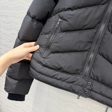 独家首发😏高端原单品质H秋冬新品连帽夹克羽绒服!经典落肩廓形收腰版型百搭时髦又高级!连帽可拆卸设计。定制国标80白鸭绒可 独家首发😏高端原单品质H秋冬新品连帽夹克羽绒服!经典落肩廓形收腰版型百搭时髦又高级!连帽可拆卸设计。定制国标80白鸭绒可