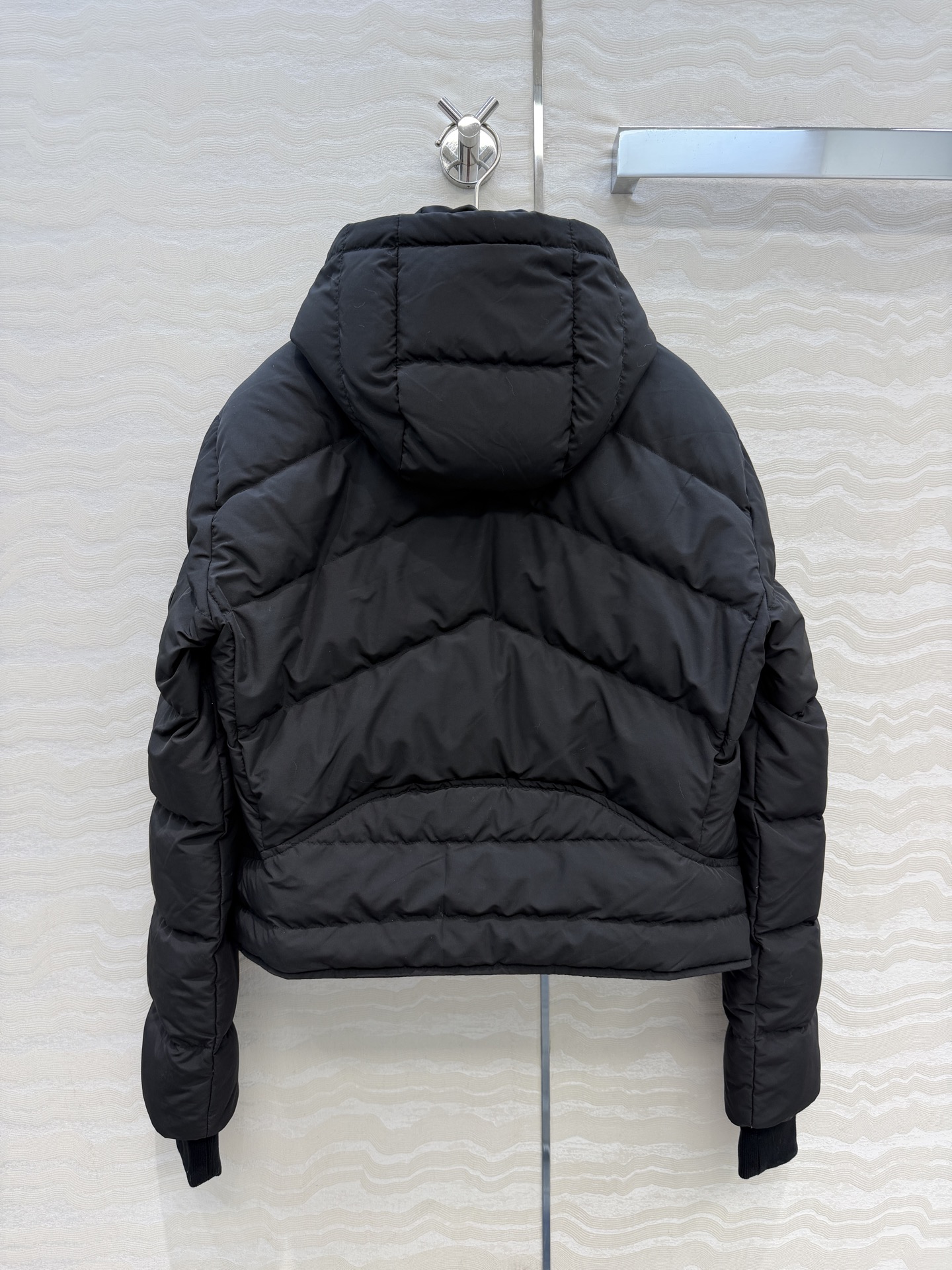 独家首发😏高端原单品质H秋冬新品连帽夹克羽绒服!经典落肩廓形收腰版型百搭时髦又高级!连帽可拆卸设计。定制国标80白鸭绒可 独家首发😏高端原单品质H秋冬新品连帽夹克羽绒服!经典落肩廓形收腰版型百搭时髦又高级!连帽可拆卸设计。定制国标80白鸭绒可