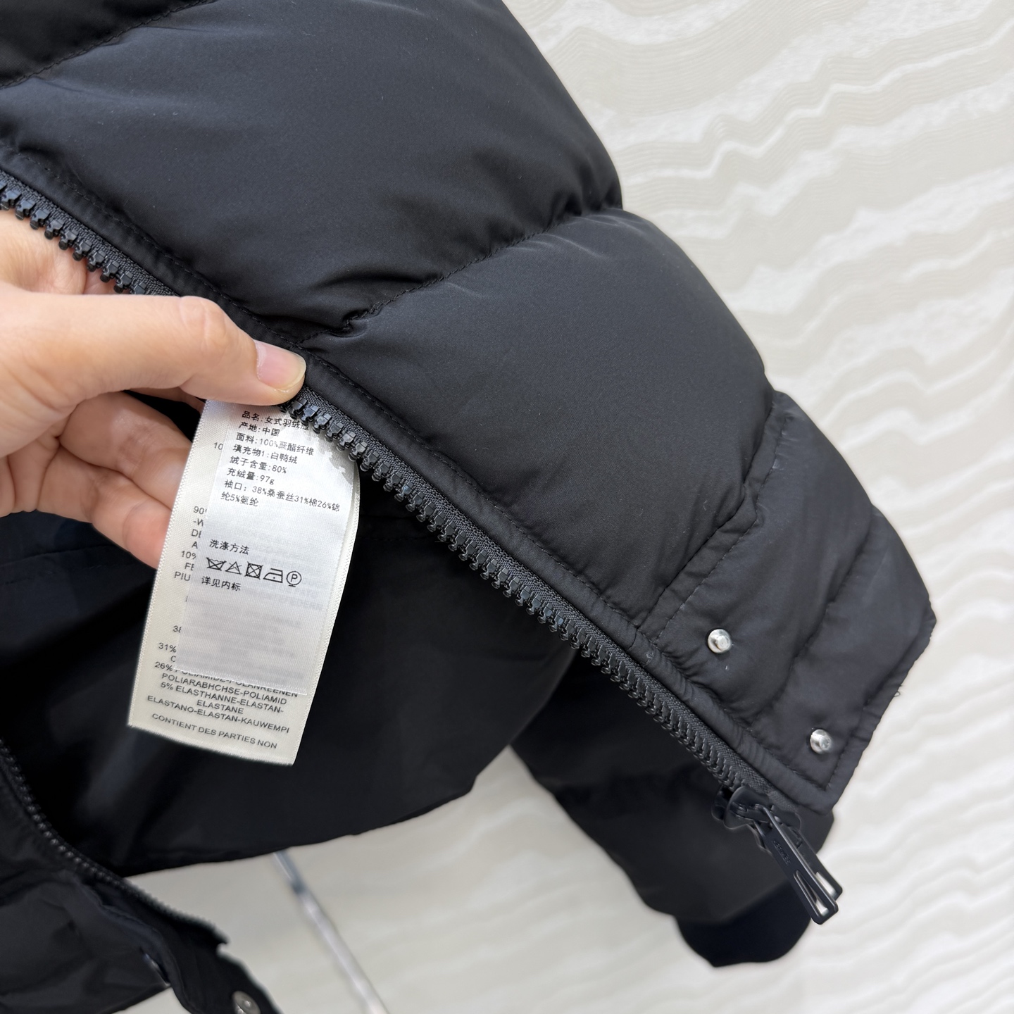 独家首发😏高端原单品质H秋冬新品连帽夹克羽绒服!经典落肩廓形收腰版型百搭时髦又高级!连帽可拆卸设计。定制国标80白鸭绒可 独家首发😏高端原单品质H秋冬新品连帽夹克羽绒服!经典落肩廓形收腰版型百搭时髦又高级!连帽可拆卸设计。定制国标80白鸭绒可