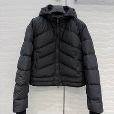 独家首发😏高端原单品质H秋冬新品连帽夹克羽绒服!经典落肩廓形收腰版型百搭时髦又高级!连帽可拆卸设计。定制国标80白鸭绒可 独家首发😏高端原单品质H秋冬新品连帽夹克羽绒服!经典落肩廓形收腰版型百搭时髦又高级!连帽可拆卸设计。定制国标80白鸭绒可