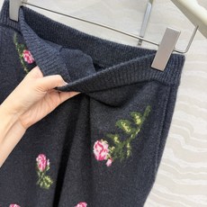 高端原单品质❤️ER高智感穿搭!26秋冬新品定位挂毛勾花丝绒玫瑰长半裙,气质随性优雅高级单品!定位勾织工艺温柔极致优雅的 高端原单品质❤️ER高智感穿搭!26秋冬新品定位挂毛勾花丝绒玫瑰长半裙,气质随性优雅高级单品!定位勾织工艺温柔极致优雅的