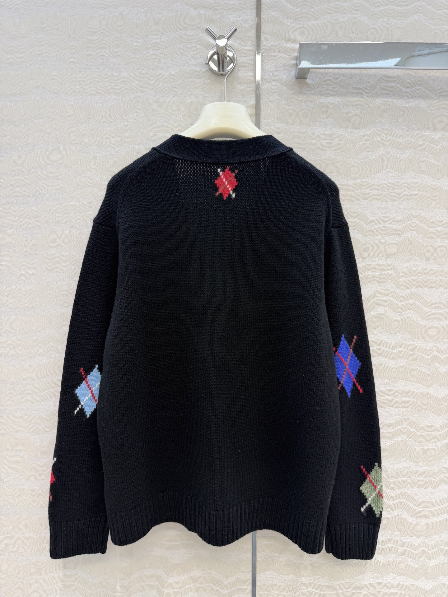 高端原单品质❤️ER高智感穿搭!26秋冬新品定位挂毛菱格羊绒开衫。知识分子学院风!进口70羊毛织0羊绒纱线软糯细腻!定制 高端原单品质❤️ER高智感穿搭!26秋冬新品定位挂毛菱格羊绒开衫。知识分子学院风!进口70羊毛织0羊绒纱线软糯细腻!定制