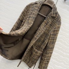 独家首发,高端原单品质❤️Lp高奢老钱风穿搭!高智感jimi羊毛编织软花呢西装外套!可立领设计,配送限定小金马胸针。定制 独家首发,高端原单品质❤️Lp高奢老钱风穿搭!高智感jimi羊毛编织软花呢西装外套!可立领设计,配送限定小金马胸针。定制