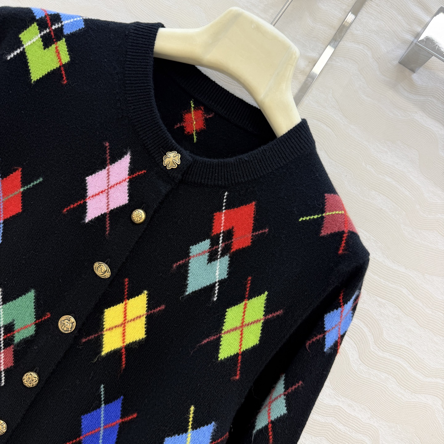 高端原单品质❤️ER高智感穿搭！26秋冬新品定位挂毛菱格羊绒圆领开衫。知识分子学院风！进口70羊毛织0羊绒纱线软糯细腻！