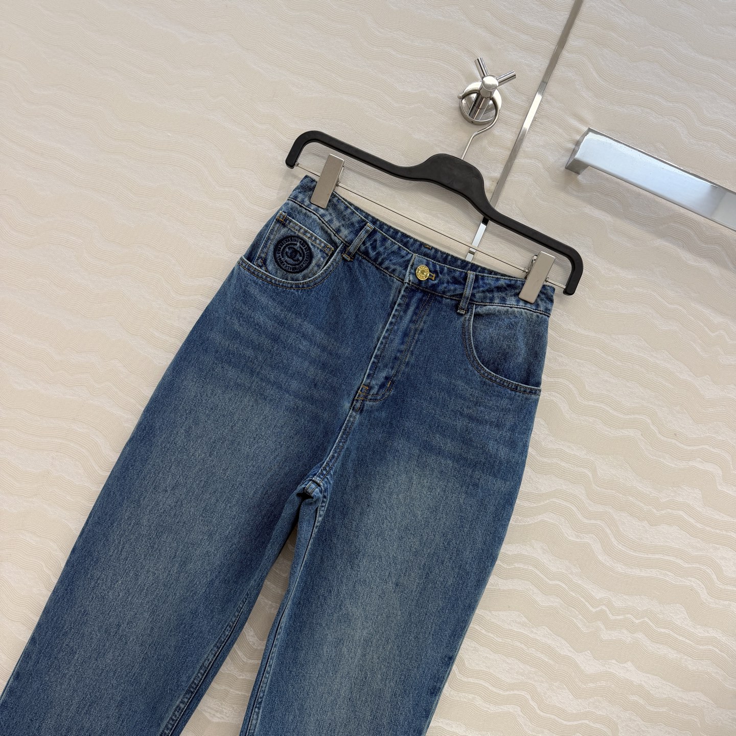 原单品质❤️coco女孩26b新品，神裤再现。刺绣口袋牛仔裤！白富美必入叠搭神器！复古酵素洗水工艺。经典小直筒裤型上身腿