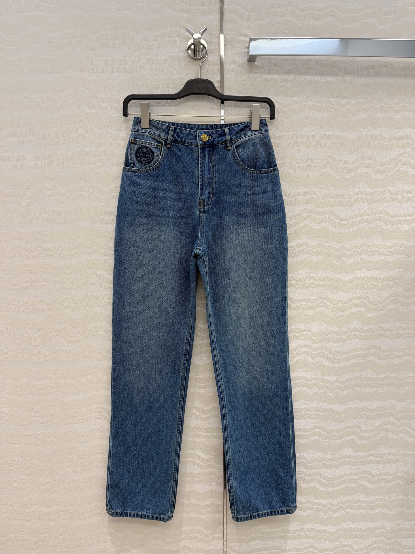 原单品质❤️coco女孩26b新品，神裤再现。刺绣口袋牛仔裤！白富美必入叠搭神器！复古酵素洗水工艺。经典小直筒裤型上身腿
