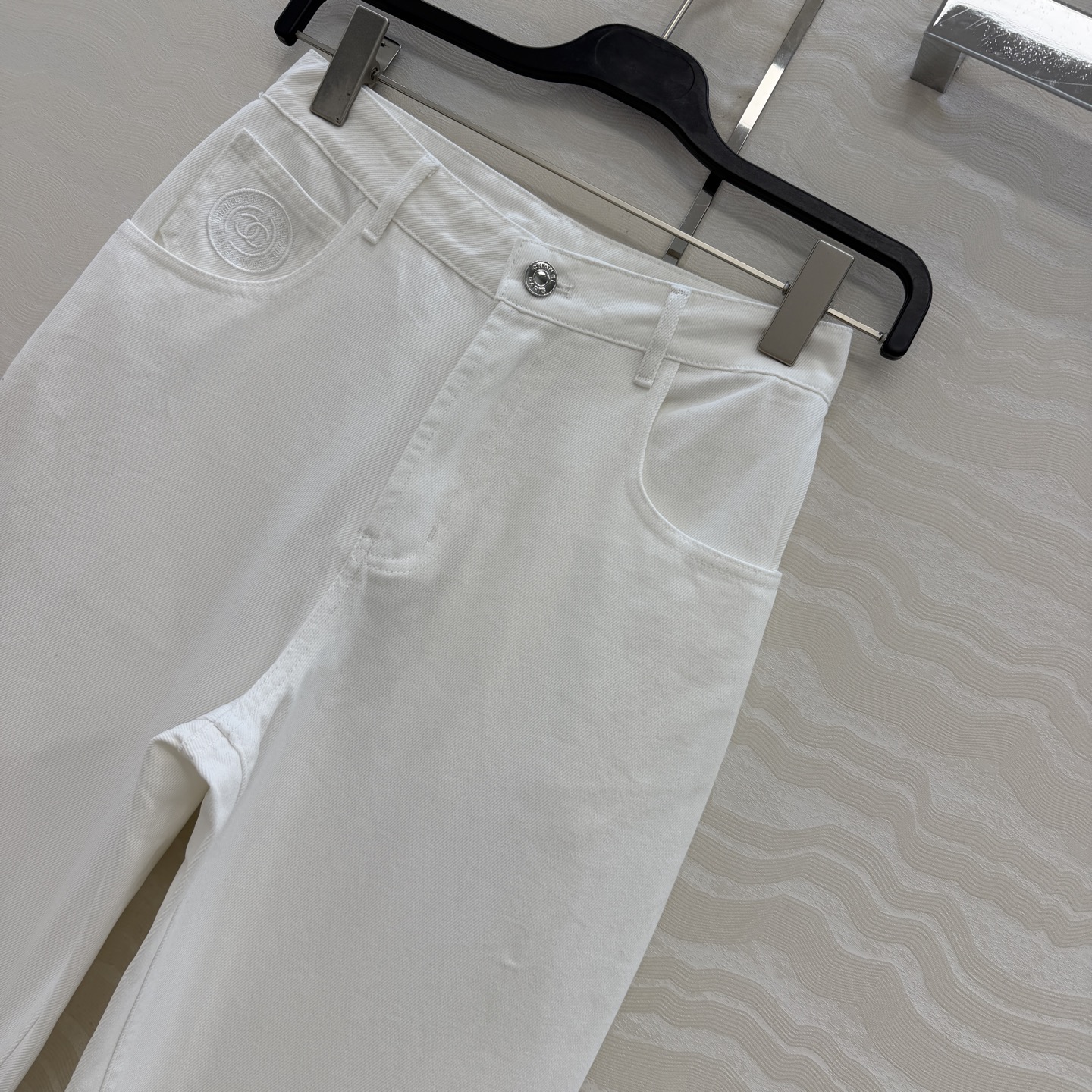 原单品质❤️coco女孩26b新品，神裤再现。刺绣口袋牛仔裤！白富美必入叠搭神器！复古酵素洗水工艺。经典小直筒裤型上身腿