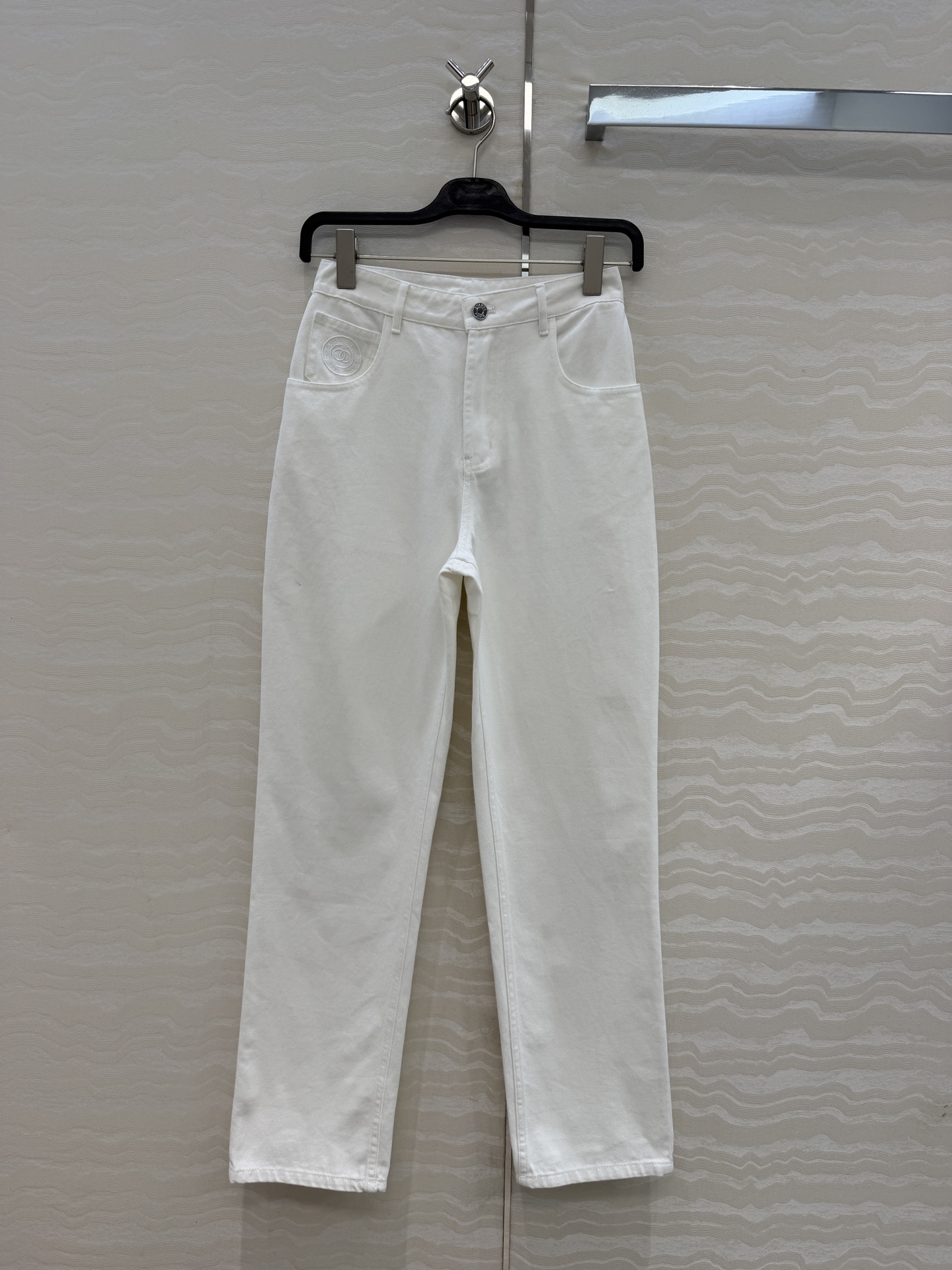原单品质❤️coco女孩26b新品，神裤再现。刺绣口袋牛仔裤！白富美必入叠搭神器！复古酵素洗水工艺。经典小直筒裤型上身腿