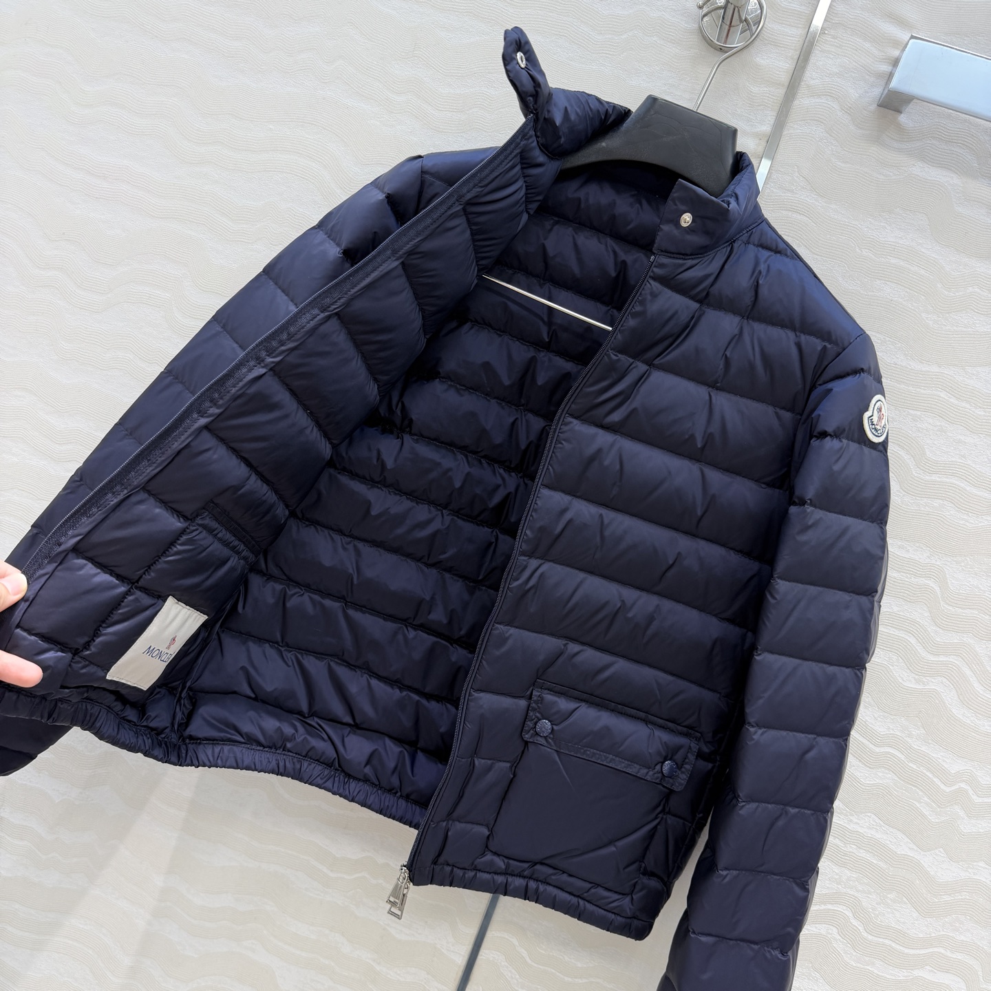 羽绒服主推款❤️原单品质Mo秋冬必入经典lans轻羽绒小外套!配收收纳包!放在口袋里!原版定制记忆丝质感柔软细腻超赞!秋 羽绒服主推款❤️原单品质Mo秋冬必入经典lans轻羽绒小外套!配收收纳包!放在口袋里!原版定制记忆丝质感柔软细腻超赞!秋