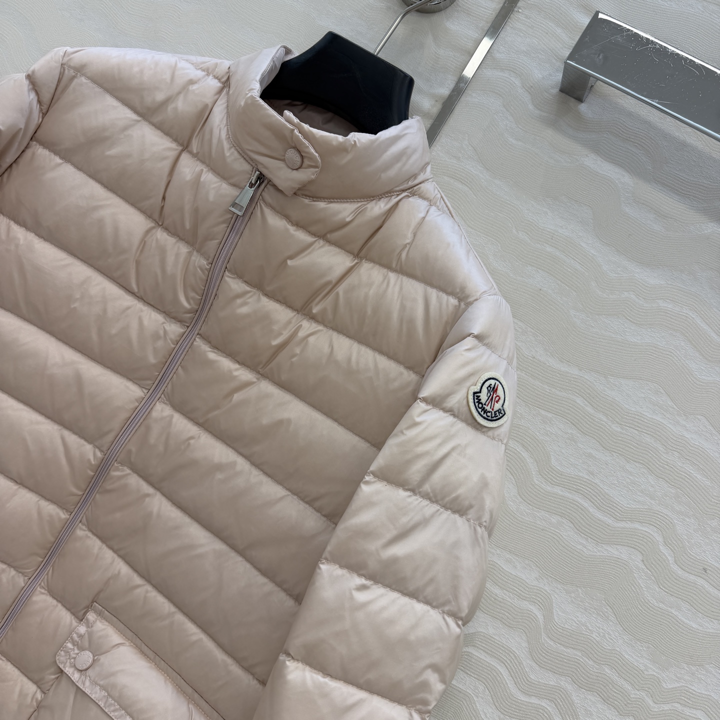 羽绒服主推款❤️原单品质Mo秋冬必入经典lans轻羽绒小外套！配收收纳包！放在口袋里！原版定制记忆丝质感柔软细腻超赞！秋