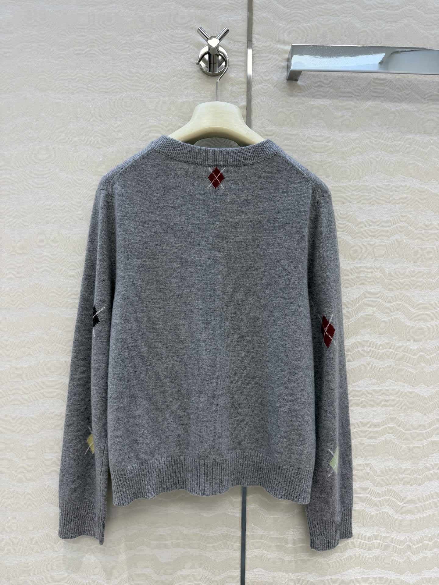 高端原单品质❤️ER高智感穿搭!26秋冬新品定位挂毛菱格羊绒圆领开衫。刘雯同款知识分子学院风!进口70羊毛织0羊绒纱线软 高端原单品质❤️ER高智感穿搭!26秋冬新品定位挂毛菱格羊绒圆领开衫。刘雯同款知识分子学院风!进口70羊毛织0羊绒纱线软