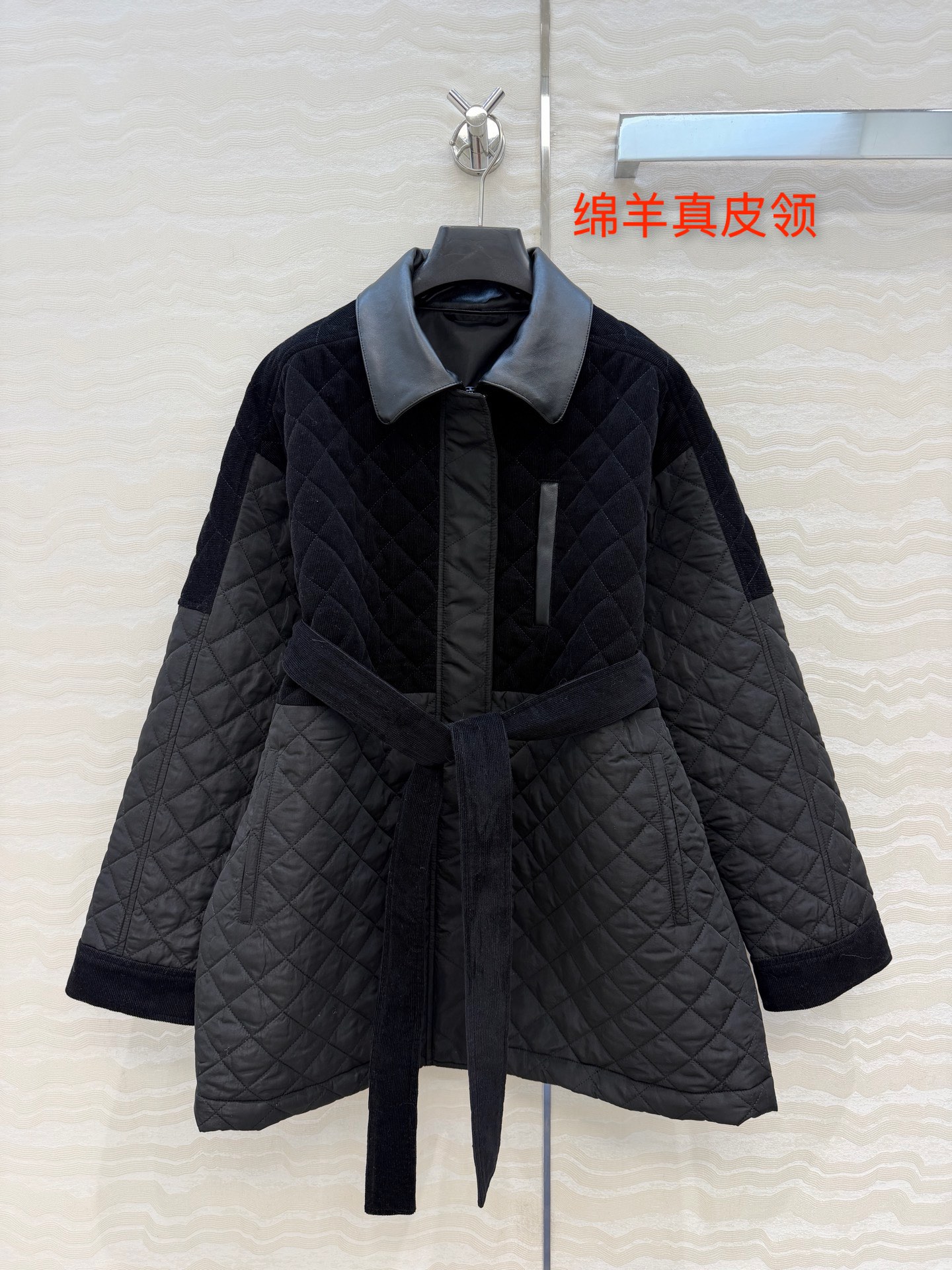 原单品质❤️H极简高智感穿搭！潇洒帅气的高级拼皮棉服！拼接100%羊皮领。定制进口细坑灯芯绒面料，菱格刺绣夹棉保暖轻盈。