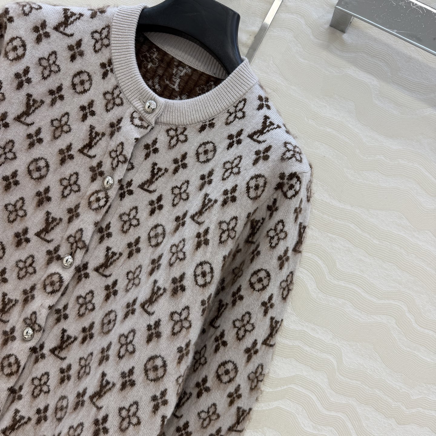 高端原单品质！26s早秋度假新品。羊驼毛🦙logo圆领开衫。定制MONOGRAM金属扣装饰。白富美必入！挂毛提花工艺经典